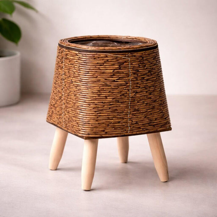 Woven Style Flower Pot with Wooden Feet for Indoor and Outdoor Plant Display Stand
