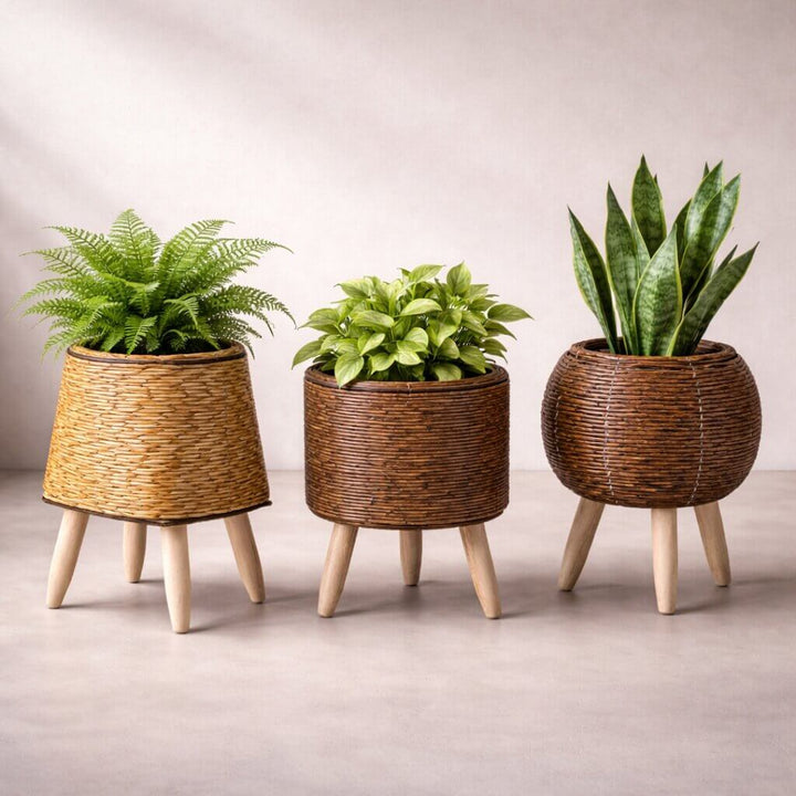 Woven Style Flower Pot with Wooden Feet for Indoor and Outdoor Plant Display Stand