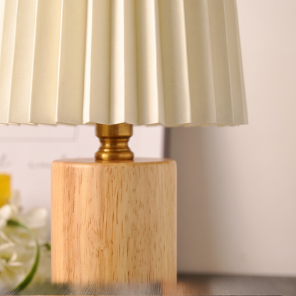 Pleated table lamp - Wood - lifestyle