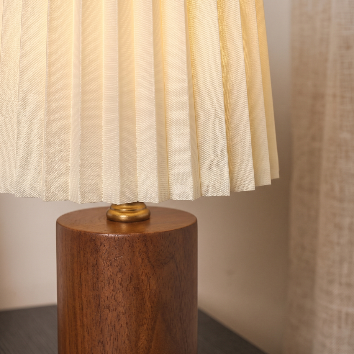 Pleated table lamp - Walnut - lifestyle