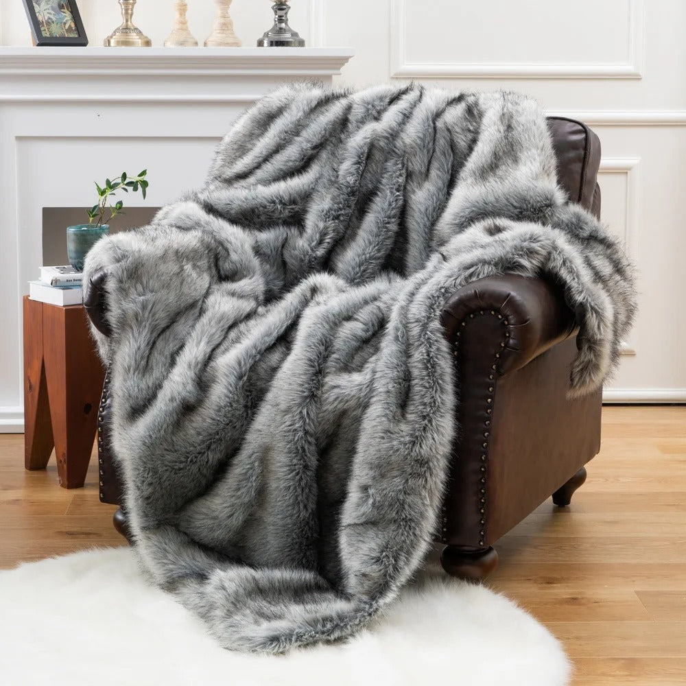 Luxury Faux Fox Fur Throw Blanket, Thick Plush Bedspread and Sofa Throw for Cosy Elegant Home Decor
